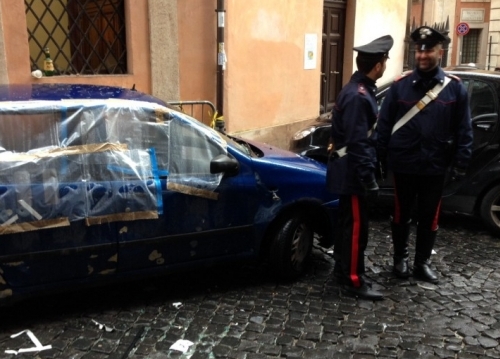 разбитая взрывом машина в Ватикане и итальянские полицейские