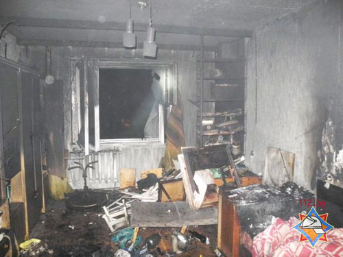 Ранним утром 17 апреля спасателям поступило сообщение о пожаре в квартире жилого дома в Гомеле (по проспекту Речицкий); хозяин квартиры госпитализирован, хозяйку спасти не удалось