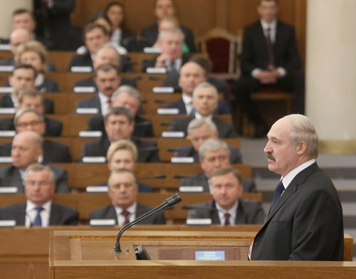 Александр Лукашенко, обращаясь 22 апреля с Посланием к белорусскому народу и Национальному собранию, сообщил, что в Беларуси планируется повысить зарплату госслужащим