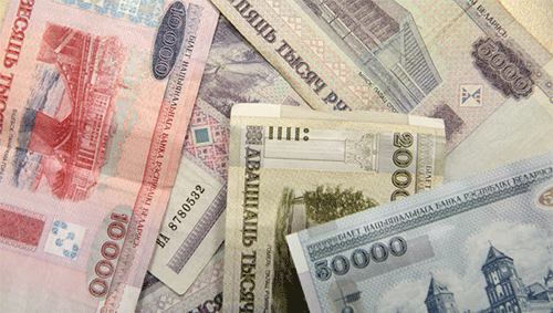 Средняя зарплата белорусов в июне - выше 610 долларов