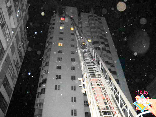 Сообщение о пожаре в квартире на 16-м этаже в Гомеле (по проспекту Речицкому) поступило в МЧС 24 апреля в 21.11 от диспетчера скорой помощи