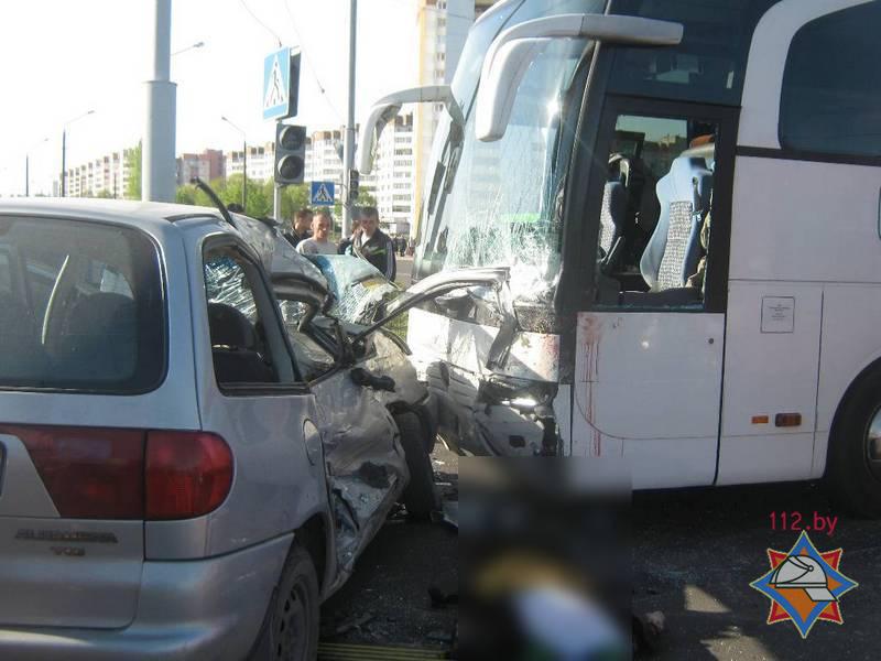 В Бобруйске минивен врезался в туристический автобус с детьми
