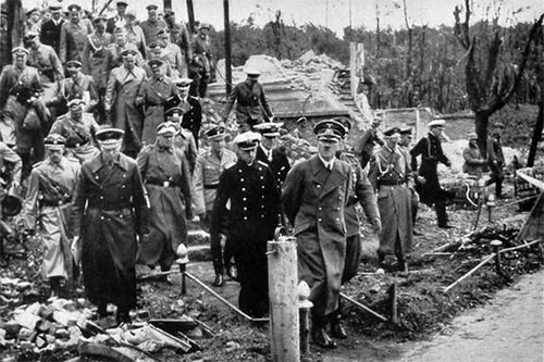 Адольф Гитлер во время поездки в завоеванную Польшу 
