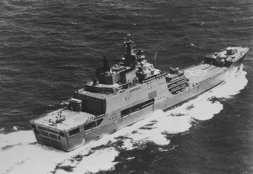 Большой десантный корабль «Иван Рогов» с вертолетом на кормовой взлетно-посадочной палубе