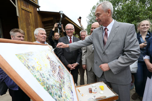 В Здравнево заместитель Госсекретаря Союзного государства Иван Бамбиза попробовал свои силы в живописи. 
