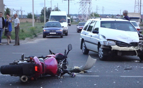 Май 2014 г. Гомельская область. Мотоцикл столкнулся с автомобилем Ford.
