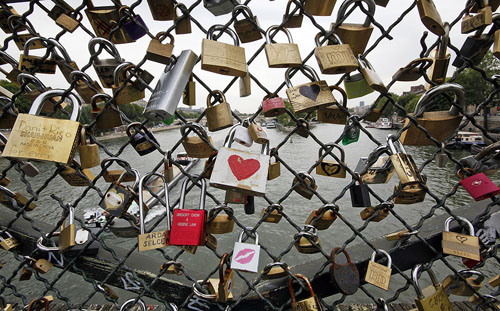 В Париже под тяжестью «замков любви» обрушилась часть моста Искусств