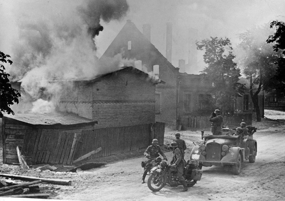 немцы в сожженной деревне