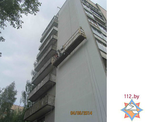 В Гродно спасатели сняли детей из висящего на высоте строительного подъемника