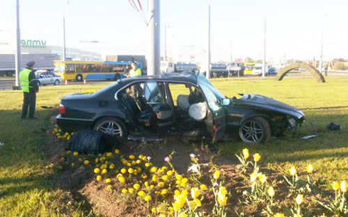 В Гродно BMW налетел на мачту освещения: водитель-бесправник погиб на месте