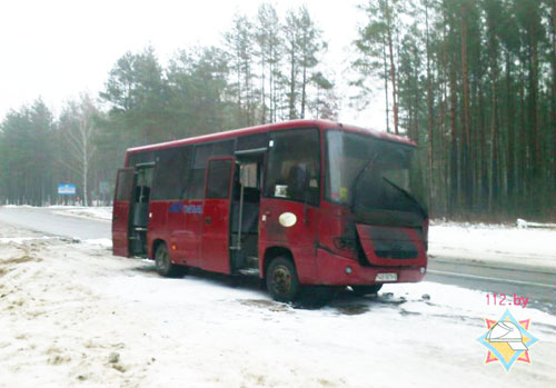 Утром 12 февраля (около 8 часов) на выезде из города Ветка (направление в сторону деревни Неглюбка) загорелся рейсовый автобус МАЗ-256