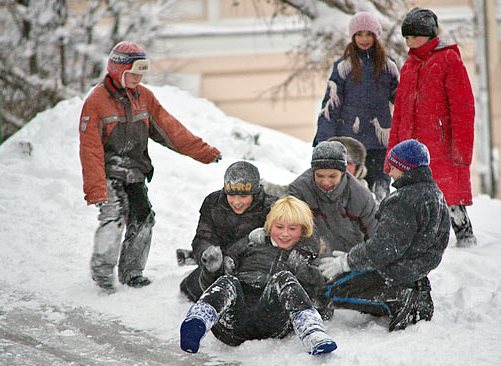 дети в мороз катаются с горки