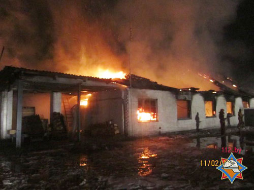 огда пять пожарных расчетов прибыли к месту вызова, строение было полностью охвачено огнем, кровля обрушилась