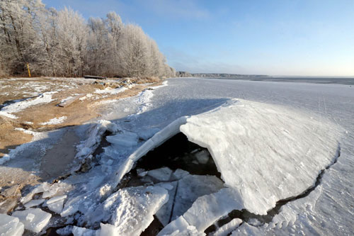 Вечером в воскресенье, 9 февраля, на озере Белом в Березовском районе Брестской области провалились под лед два рыбака: 63 лет и 39 лет