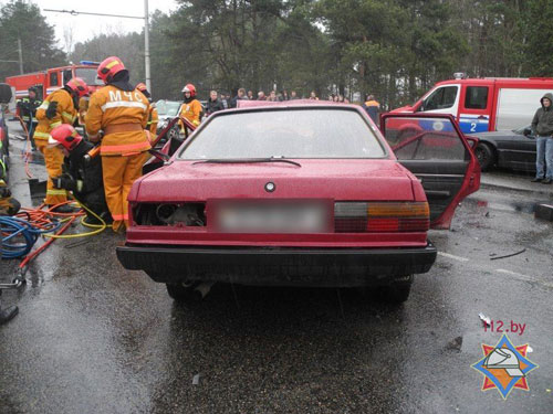 Ближе к полудню 31 марта в Гомеле (на пересечении улиц Лазурная и Объездная) произошло лобовое столкновение автомобилей Audi и Renault Laguna, водителю одного из транспортных средств требовалась помощь по деблокировке из салона
