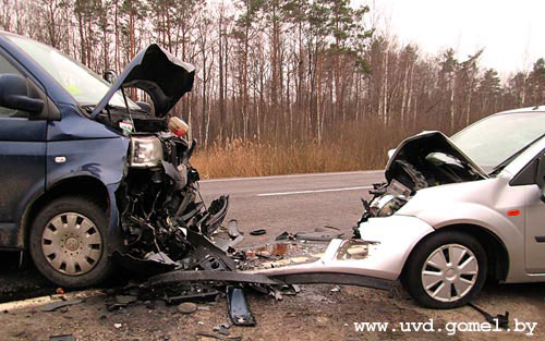 Столкновение автомобилей «Форд Фиеста» и «Фольксваген Каравелла» произошло днем 4 марта на автодороге «граница РФ - Гомель - Кобрин» 