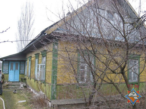 В Петрикове 4 марта вспыхнул пожар в жилом доме, прибывшие спасатели вынесли из горящего жилища 58-летнего хозяина и его 60-летнего гостя