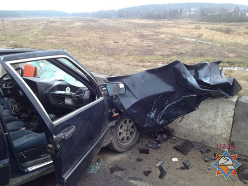 В Минском районе (вблизи Заславля) утром 4 марта автомобиль «Лянча» столкнулся с автомобилем «ГАЗ-3307», 30-летнего водителя легковушки деблокировали спасатели