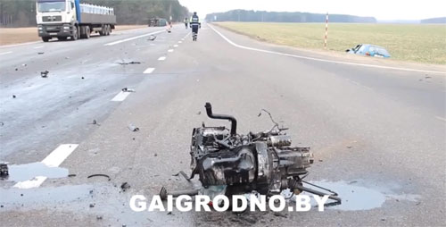 Два автомобиля Volkswagen столкнулись 5 марта на 148-м километре дороги Минск – Гродно, в результате микроавтобус Crafter более 100 метров пролетел по встречной полосе на правом боку, а у Golf вырвало двигатель