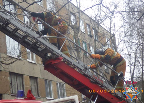 Двое детей 9 и 3 лет были эвакуированы спасателями при помощи автолестницы во время пожара в пятиэтажном жилом доме в Могилеве 