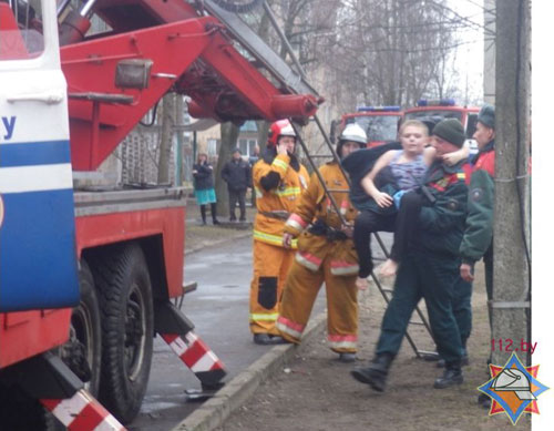Двое детей 9 и 3 лет были эвакуированы спасателями при помощи автолестницы во время пожара в пятиэтажном жилом доме в Могилеве 