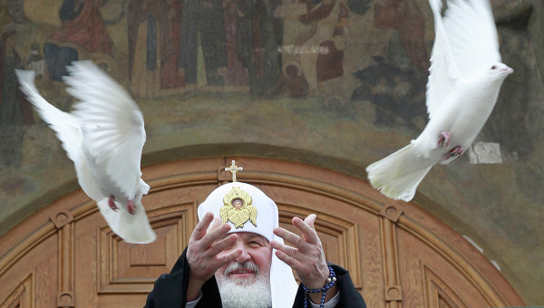 патриарх кирилл и голуби