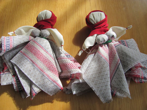 В Пружанах возродили старинный обычай белорусских деревень - научились мотать куклы