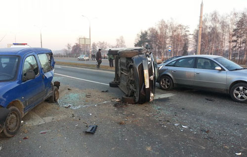 Серьезная авария произошла в 7 часов утра в Бресте (на перекрестке проспекта Республики и улицы Октябрьской), в результате столкновения один из автомобилей перевернулся