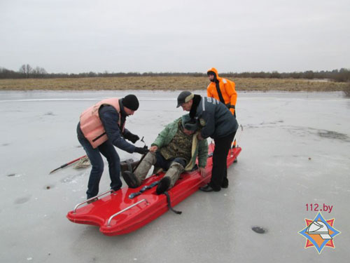 В Петрикове спасатели помогли добраться до берега травмированному рыбаку