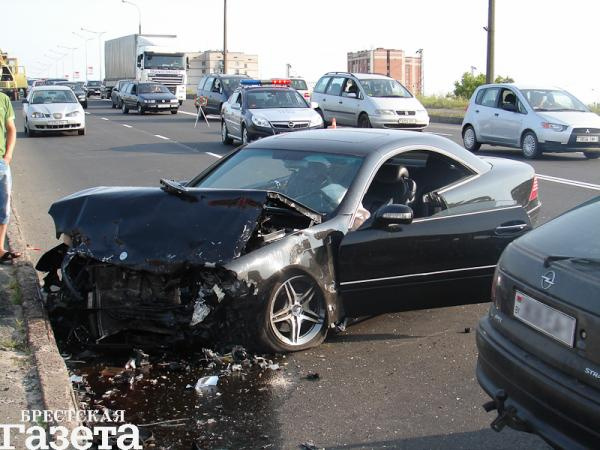В Бресте 25-летний водитель автомобиля «Опель», столкнулся с двигавшимся в попутном направлении автомобилем «ДАФ»