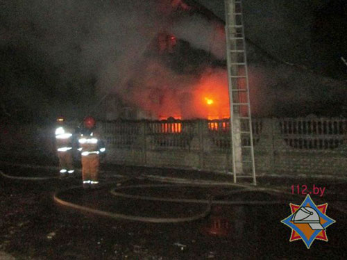 Ночью 27 января загорелся жилой дом по улице Жодинская в Смолевичах, 67-летнюю хозяйку разбудил котенок, и она покинула горящий дом до приезда спасателей