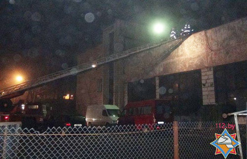Незадолго до полуночи 18 февраля произошел пожар в авторемонтной мастерской в Минске (переулок Асаналиева), в результате короткого замыкания электропроводки сгорел автомобиль Iveco