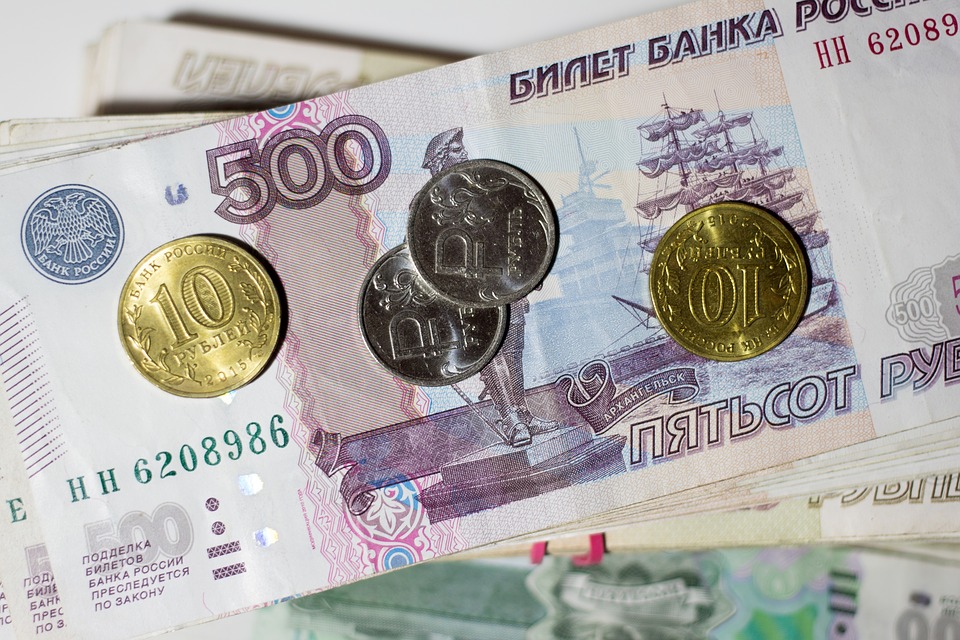 Рубль на старте торгов уступил доллару, но выиграл у евро
