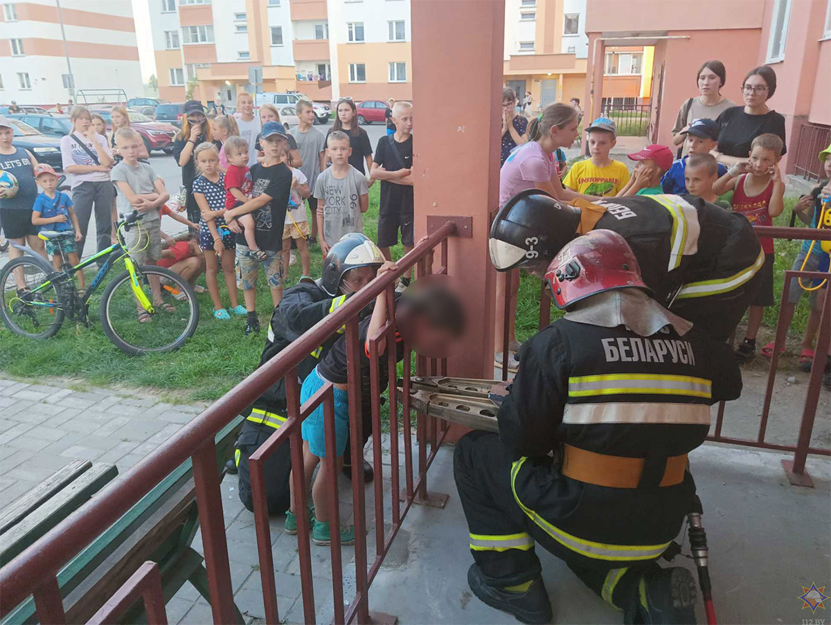 В Жлобине спасатели освободили ребенка, застрявшего между прутьями ограждения у входа в подъезд