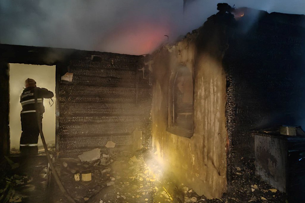 Старый холодильник стал вероятной причиной пожара в Чаусском районе, оставившего пенсионерку без дома