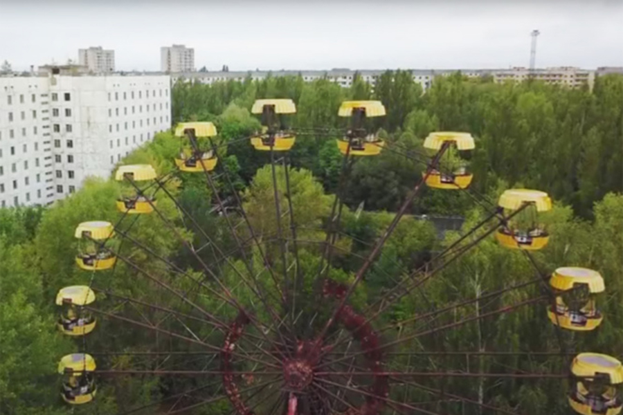 Туристы вручную запустили колесо обозрения у Чернобыльской АЭС