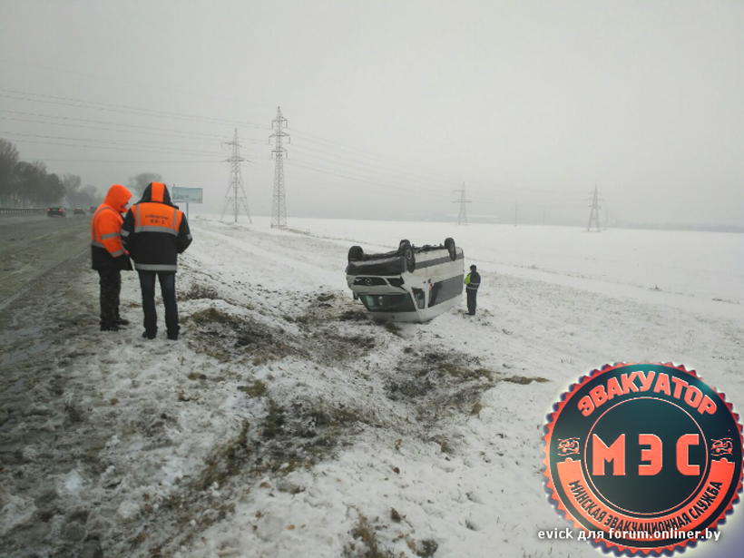 Маршрутка с 12 пассажирами опрокинулась в Минском районе