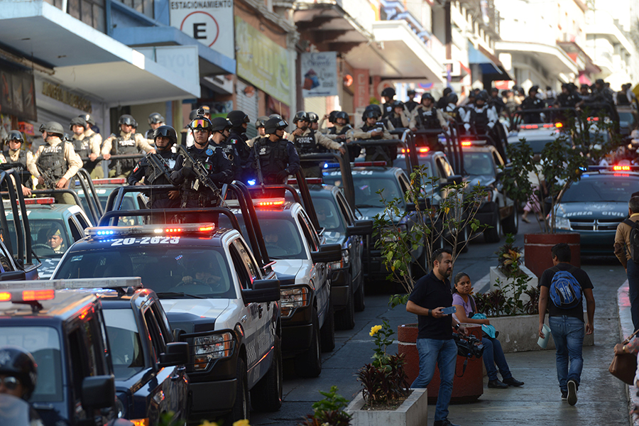 В Мексике разоружили и задержали для разбирательств полицию целого города