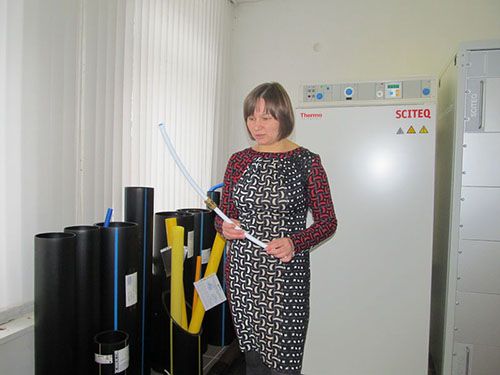 Начальник ОТК и заводской лаборатории Валентина Плотко показывает образцы продукции, которую способно выпускать новое оборудование.