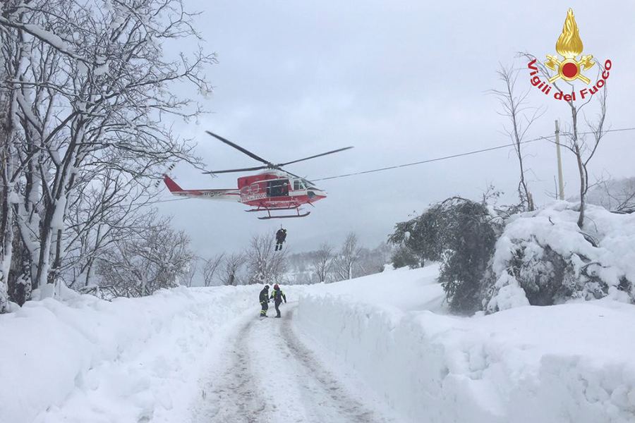 Под снежной лавиной в итальянском отеле погибли 30 туристов