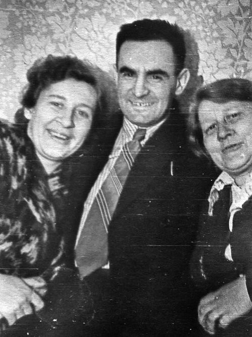 5-Светлана Лукьянович –моя мама, Виктор Жагиро –мой отец, Софья Лукьянович-моя бабушка 1957год (ასლი).jpg