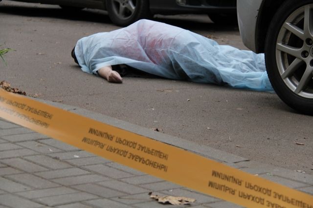 В Минске под колесами авто во дворе многоэтажки умер инвалид