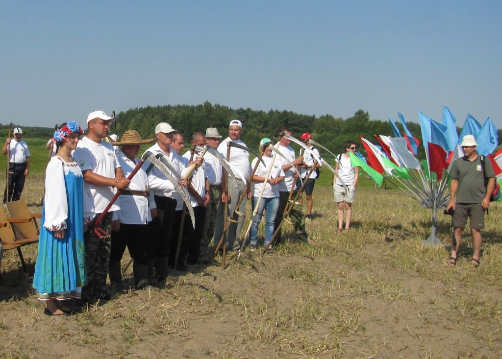 В Березовском районе прошел чемпионат Европы по ручному сенокошению