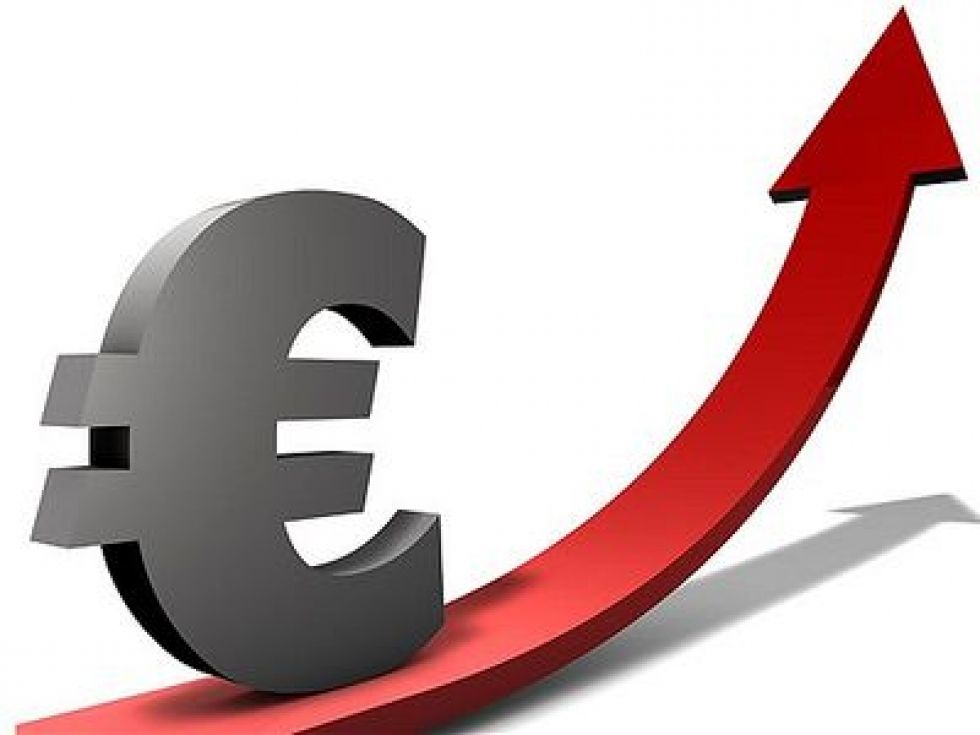 Евро в начале торгов вырос почти на 500 рублей