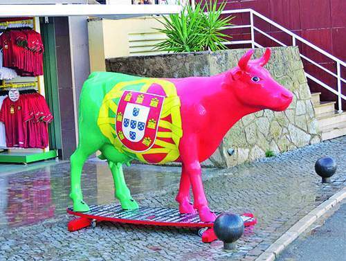 Такие коровы в национальных цветах часто «пасутся» у сувенирных лавок в Португалии.