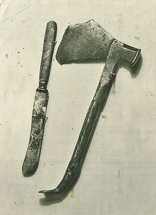 Нож и топорик, которыми, по официальной версии, был убит художник