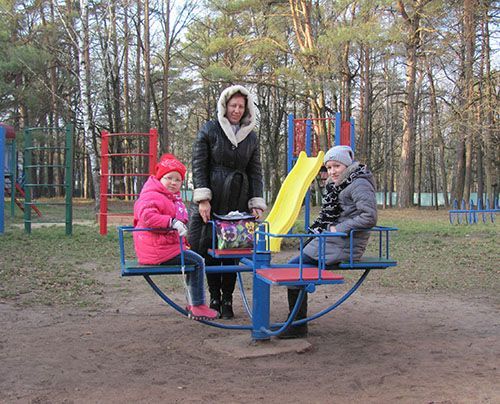 Жанна Полейчук с дочерьми Софьей и Таисией приехали на отдых и лечение из Пинска.