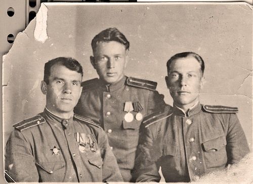 Григорий Шишов с боевыми товарищами.
