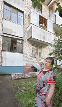 Жительница дома Надежда Бондаренко не может спать из-за шума воды.