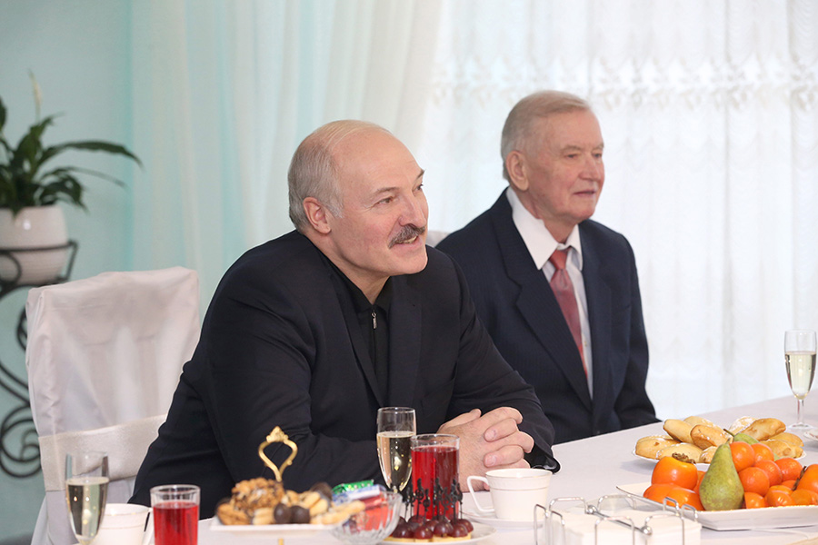 Лукашенко объявил, что Беларусь прошла 2016 год без «лихолетий и несчастий»